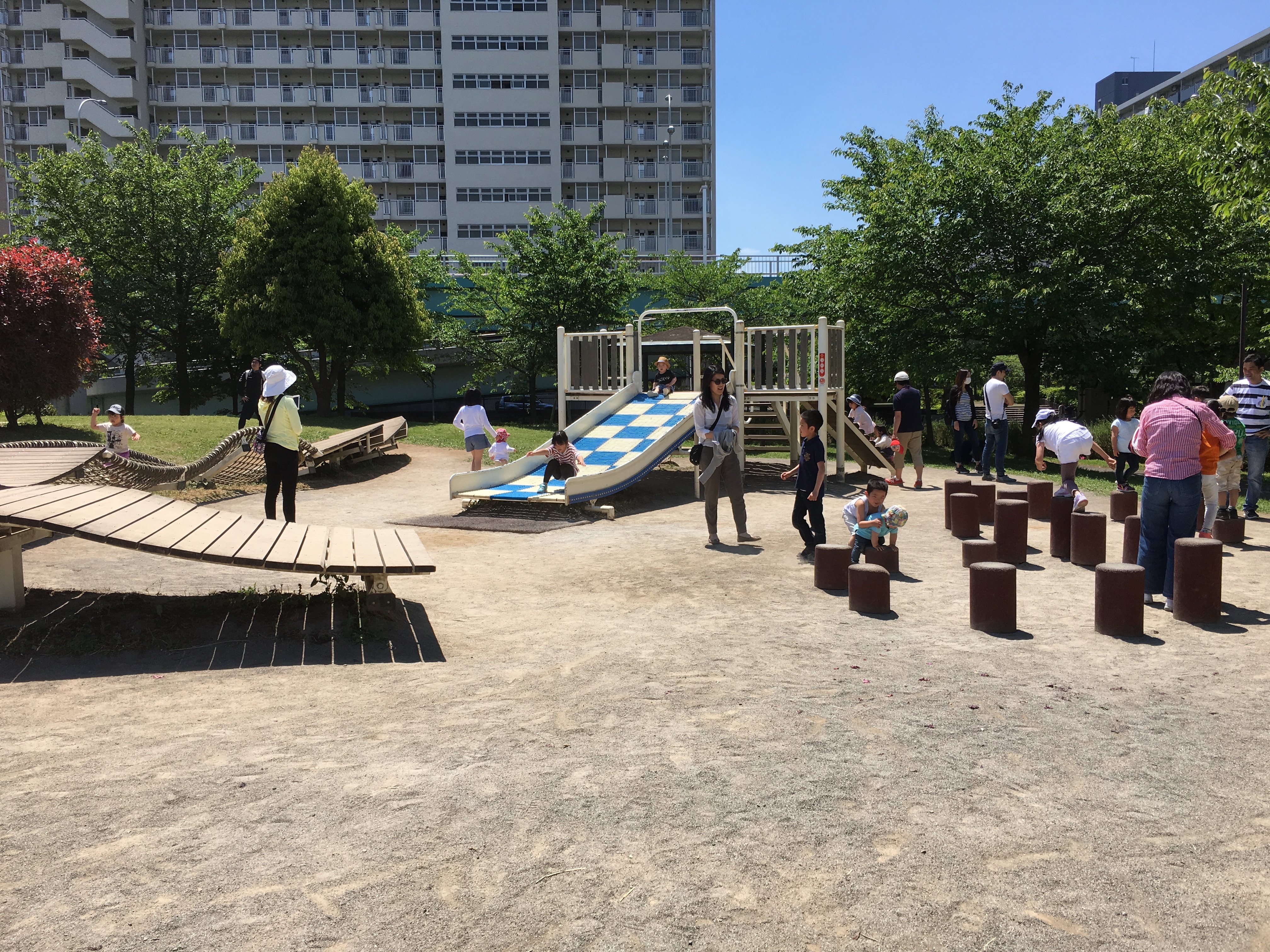 東京 東大島 周辺の空いている公園で遊ぶなら 大島小松川公園 ２歳の子供でも安心な遊びやすい遊具 あり 子連れパパママを応援する情報チャンネル 新しい東京発見